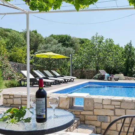 Istrisches Steinhaus Mit Grossem Garten Und Terrasse, In Der Naehe Von Wenig Besuchten Straenden Prázdninový dům