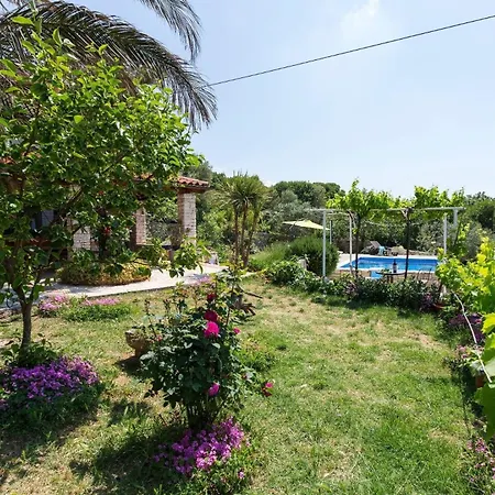 Istrisches Steinhaus Mit Grossem Garten Und Terrasse, In Der Naehe Von Wenig Besuchten Straenden Prázdninový dům