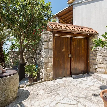Istrisches Steinhaus Mit Grossem Garten Und Terrasse, In Der Naehe Von Wenig Besuchten Straenden *